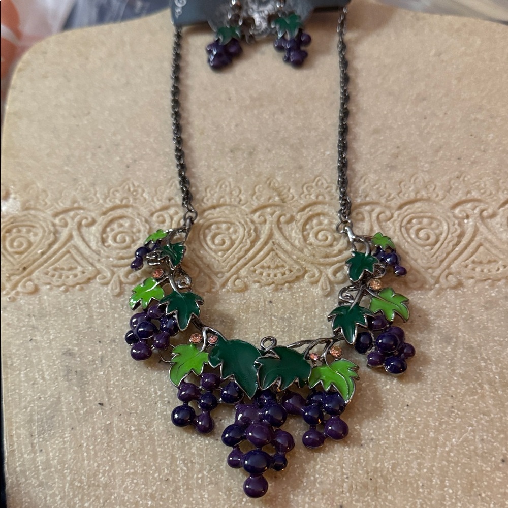 NWT 11.5” Elegant Grape Vine Necklace with Earrings jointed